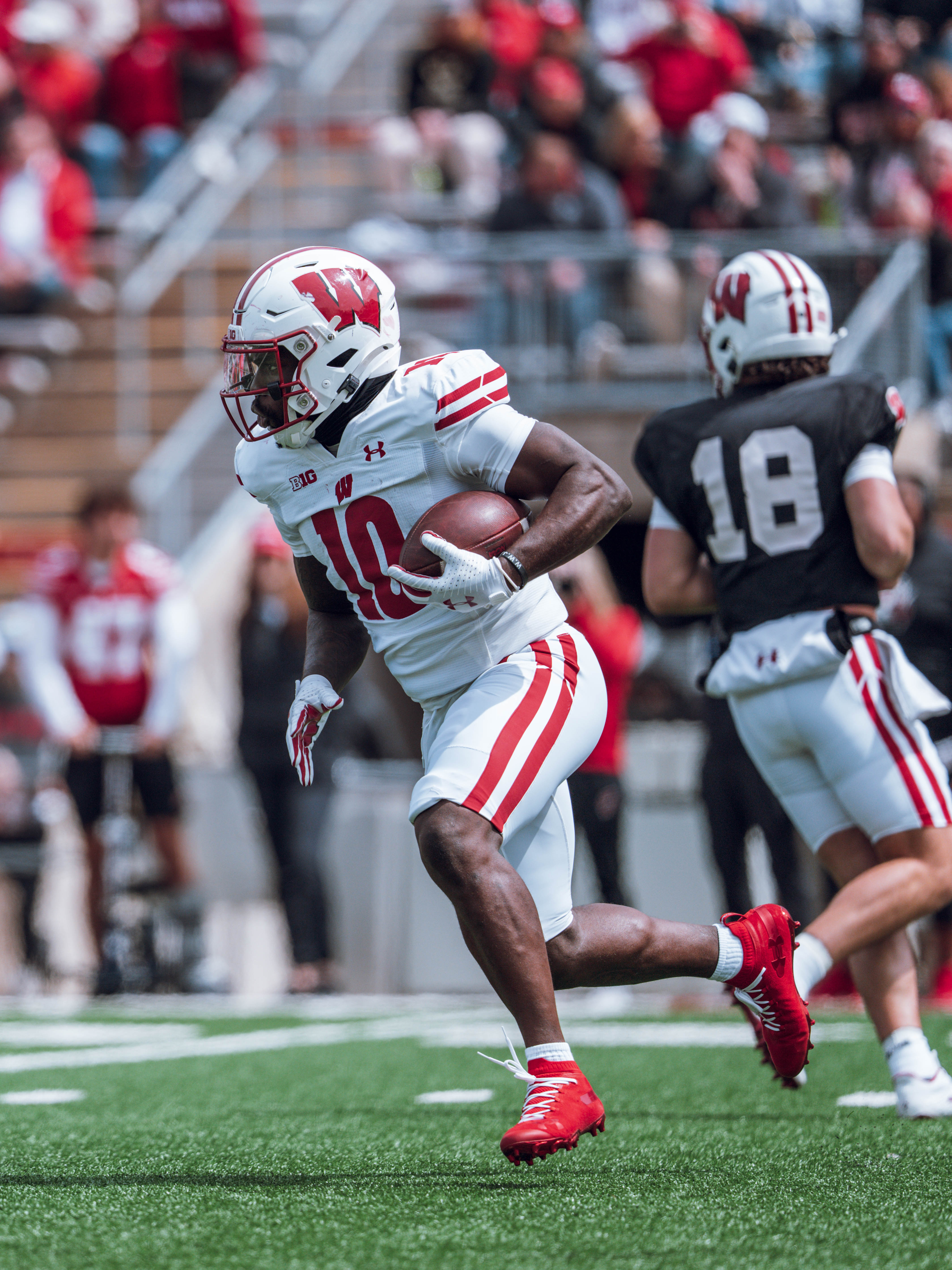 Wisconsin Badgers running back Gideon Ituka #10 runs the ball to the outside during the Wisconsin Football Spring Showcase at Camp Randall Stadium on April 19, 2025 in Madison, Wisconsin. Photography by Ross Harried for Second Crop Sports.