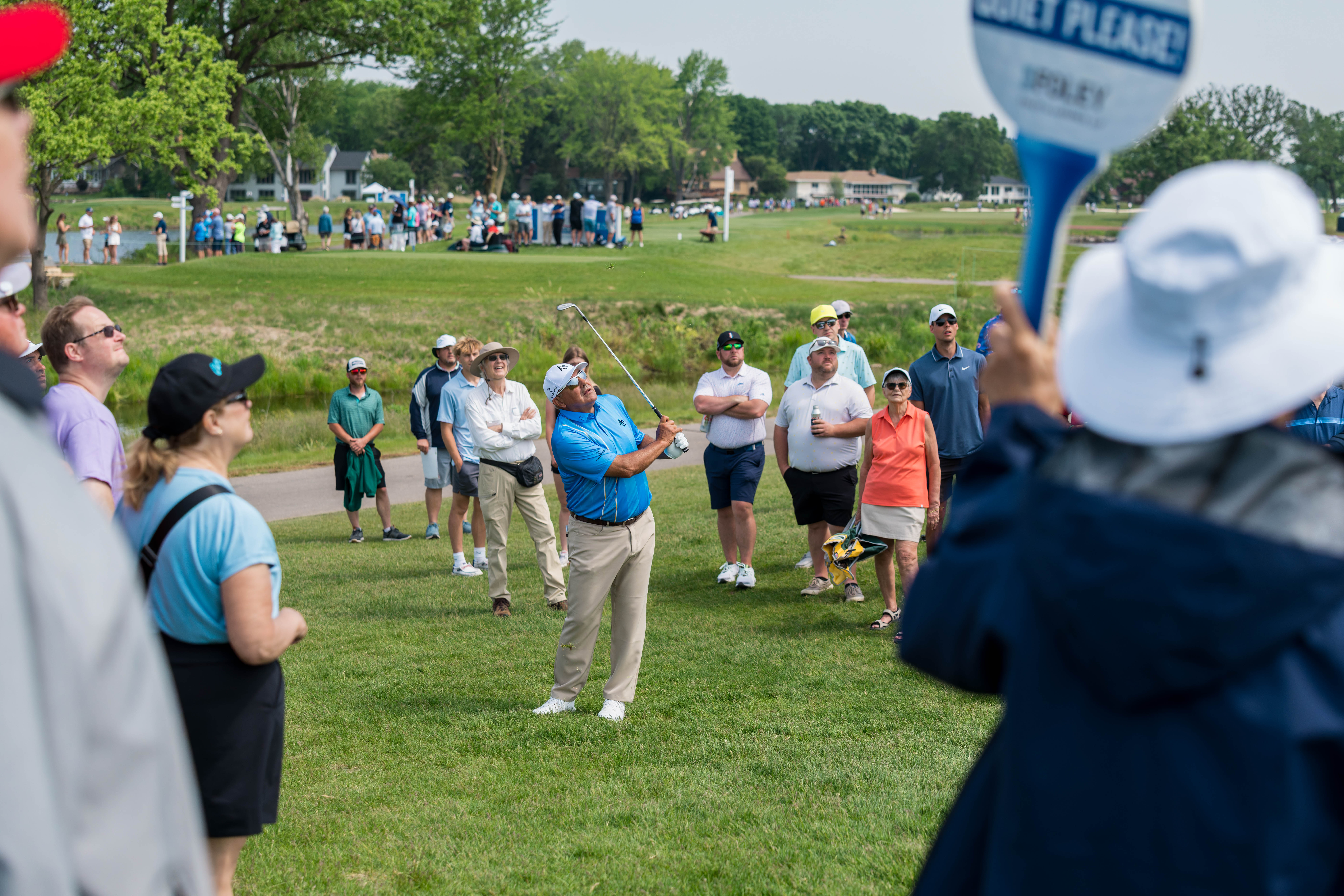 Ángel Cabrera chips onto the green while spectators look on during round 1 of The American Family Insurance Championship at TPC Wisconsin in Madison, Wisconsin on June 6th, 2025. Photography by Ross Harried for Second Crop Sports.