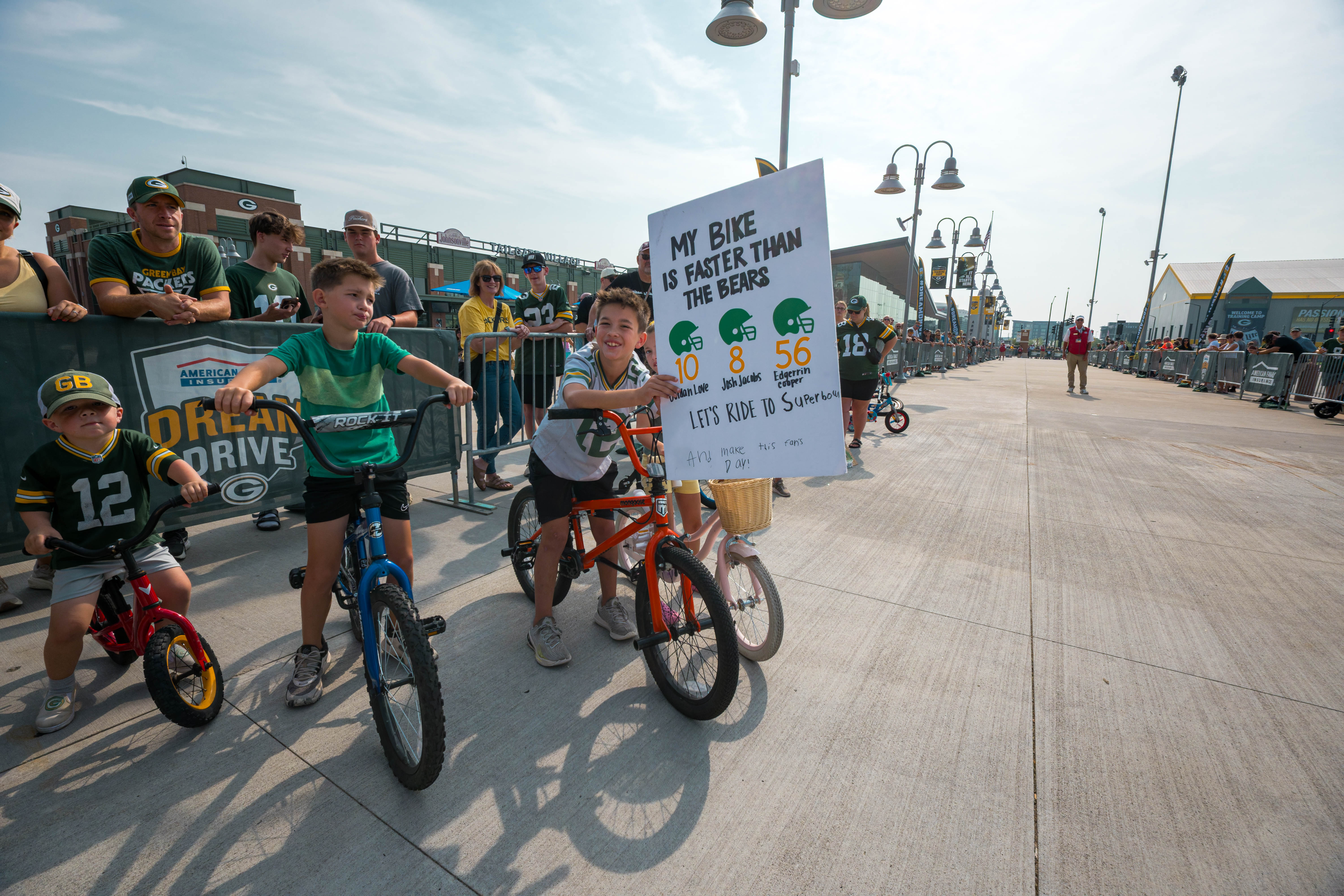 Young fans wait with bicycles along the route to practice during the Green Bay Packers’ DreamDrive tradition at training camp in Green Bay, Wisconsin, on August 6th, 2025. Photography by Ross Harried for Second Crop Sports.