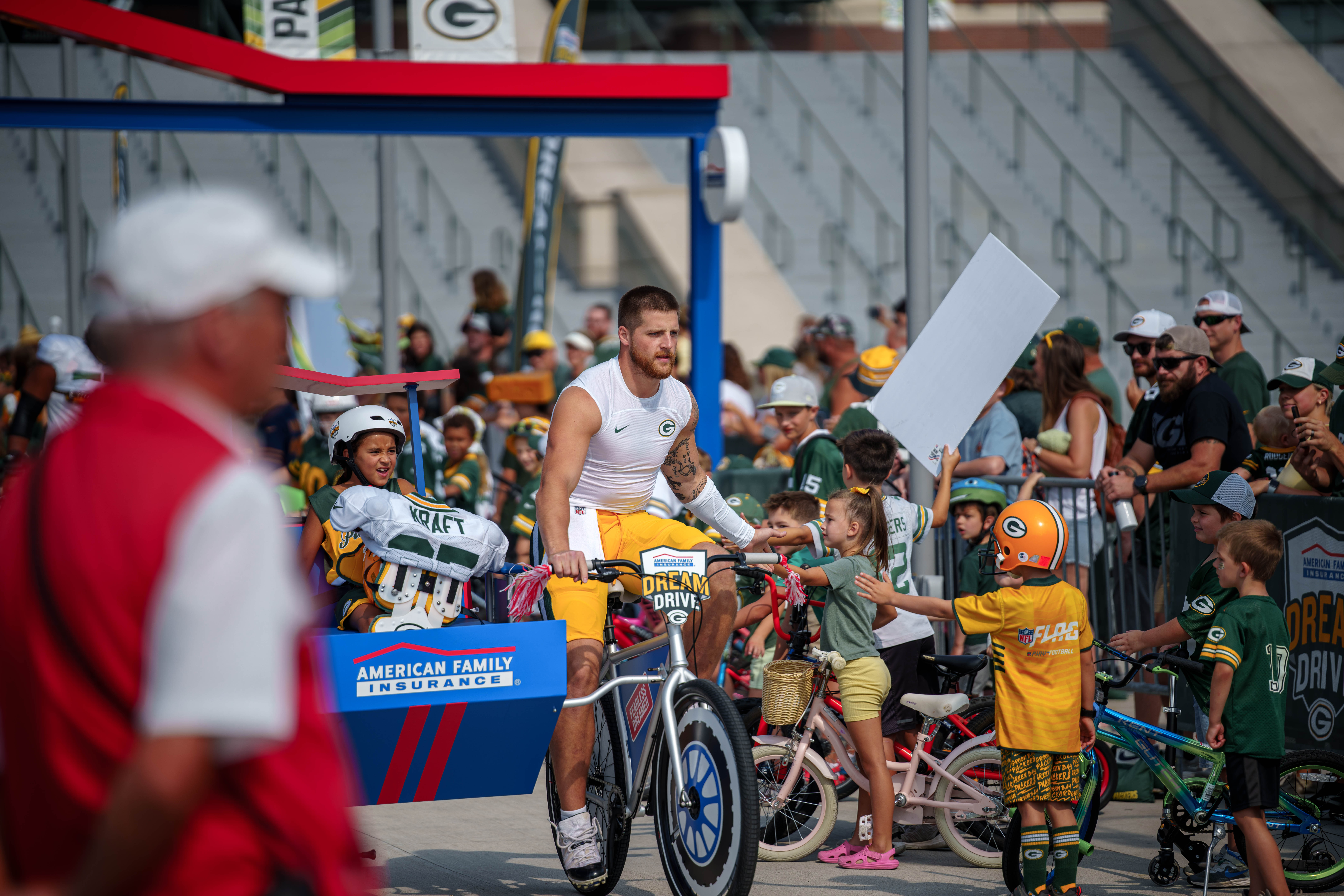 Green Bay Packers tight end Tucker Kraft rides a bicycle to practice during the team’s DreamDrive tradition at training camp in Green Bay, Wisconsin, on August 6th, 2025. Photography by Ross Harried for Second Crop Sports.
