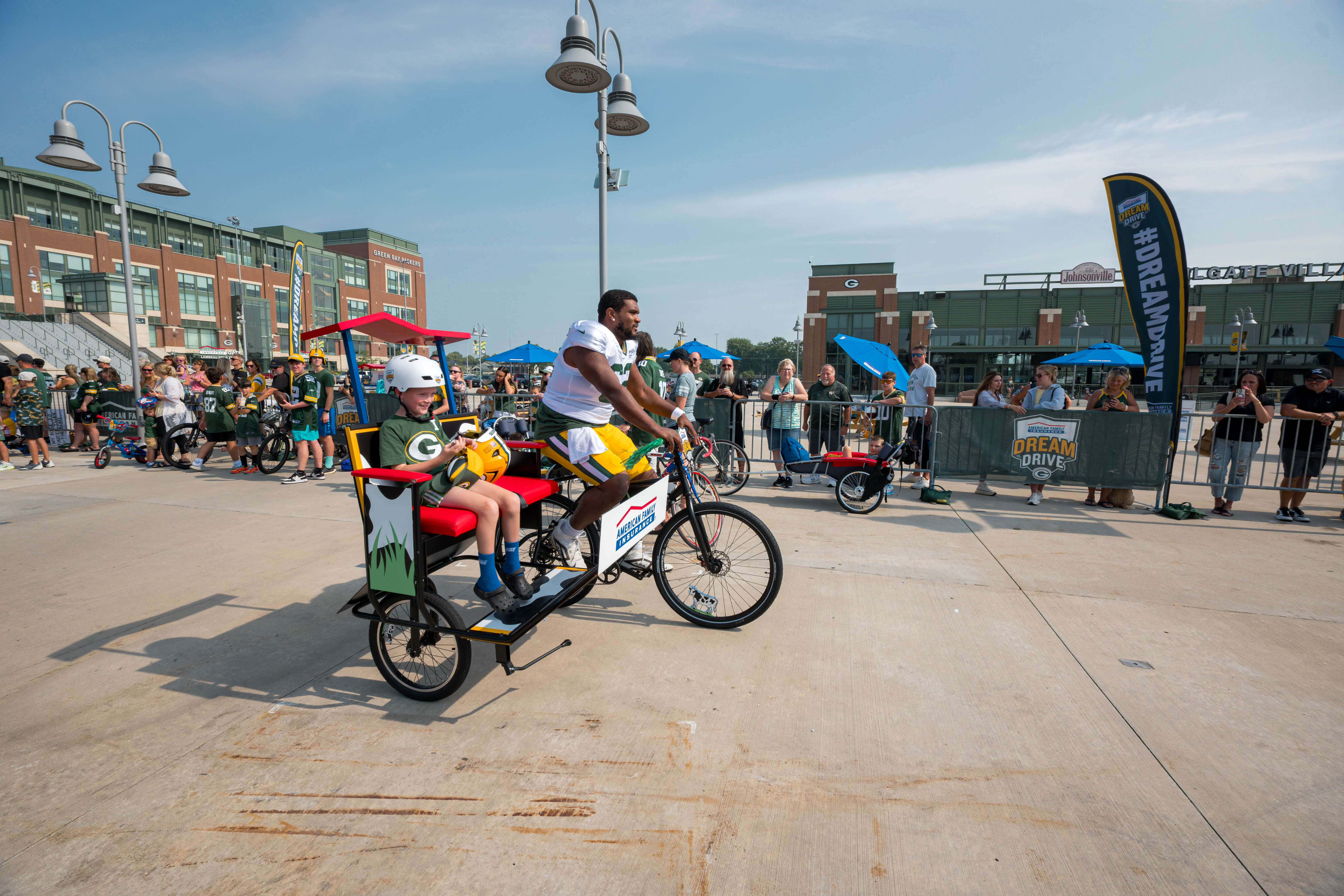 Green Bay Packers offensive lineman, Jacob Monk rides a bicycle to practice during the team’s DreamDrive tradition at training camp in Green Bay, Wisconsin, on August 6th, 2025. Photography by Ross Harried for Second Crop Sports.