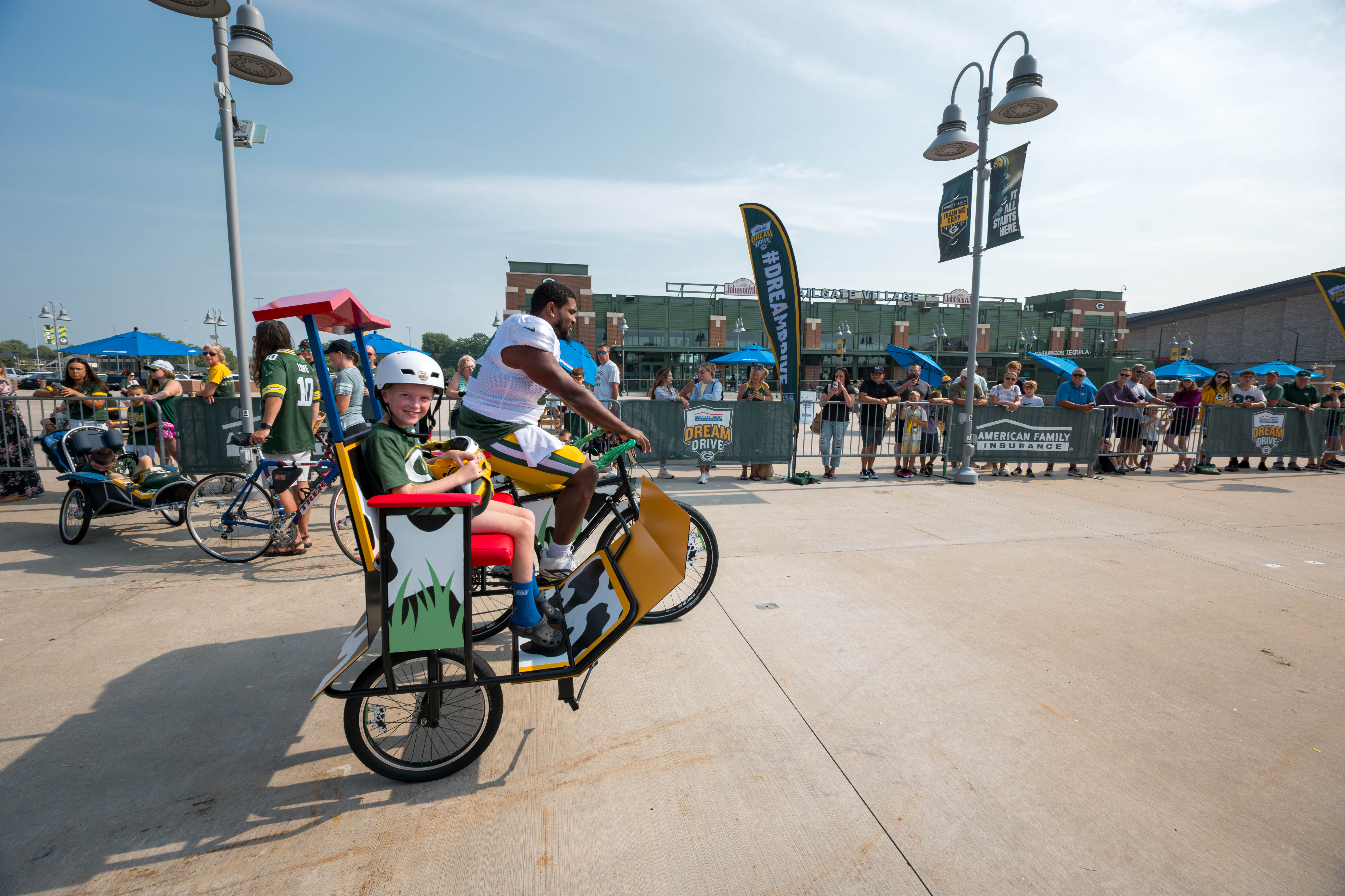 Green Bay Packers offensive lineman, Jacob Monk rides a bicycle to practice during the team’s DreamDrive tradition at training camp in Green Bay, Wisconsin, on August 6th, 2025. Photography by Ross Harried for Second Crop Sports.