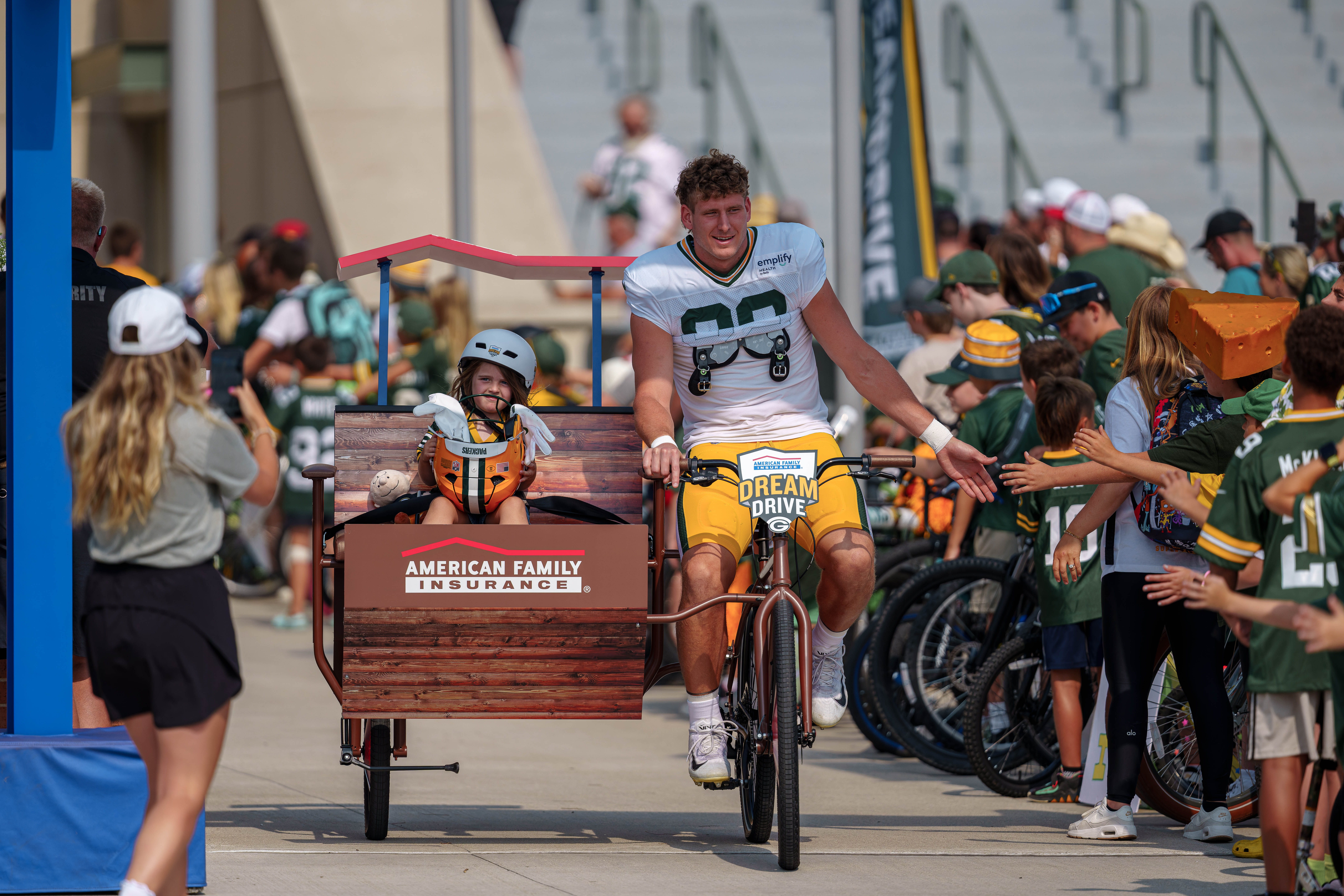 Green Bay Packers tight end, Ben Sims rides a bicycle to practice during the team’s DreamDrive tradition at training camp in Green Bay, Wisconsin, on August 6th, 2025. Photography by Ross Harried for Second Crop Sports.