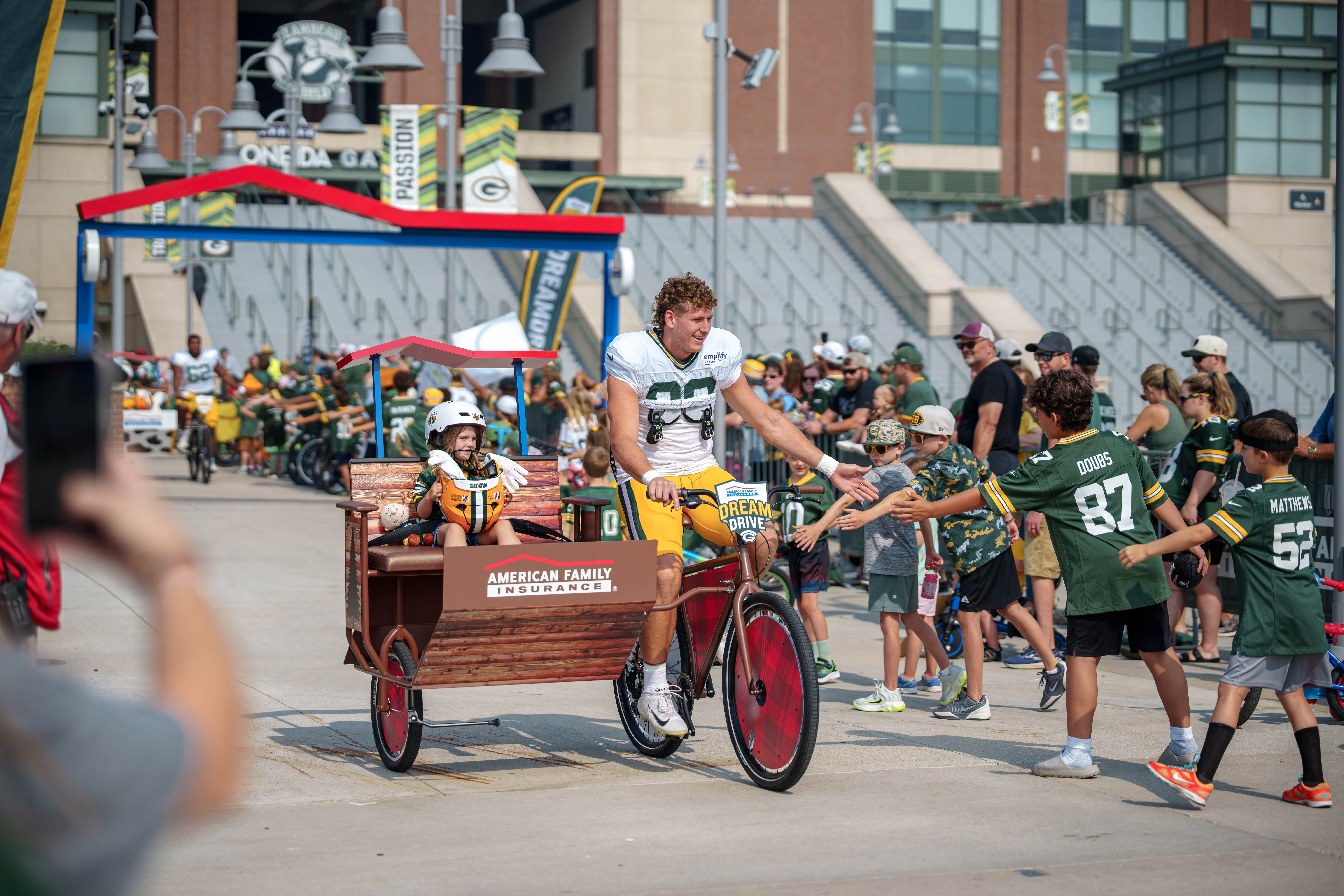 Green Bay Packers tight end, Ben Sims rides a bicycle to practice during the team’s DreamDrive tradition at training camp in Green Bay, Wisconsin, on August 6th, 2025. Photography by Ross Harried for Second Crop Sports.
