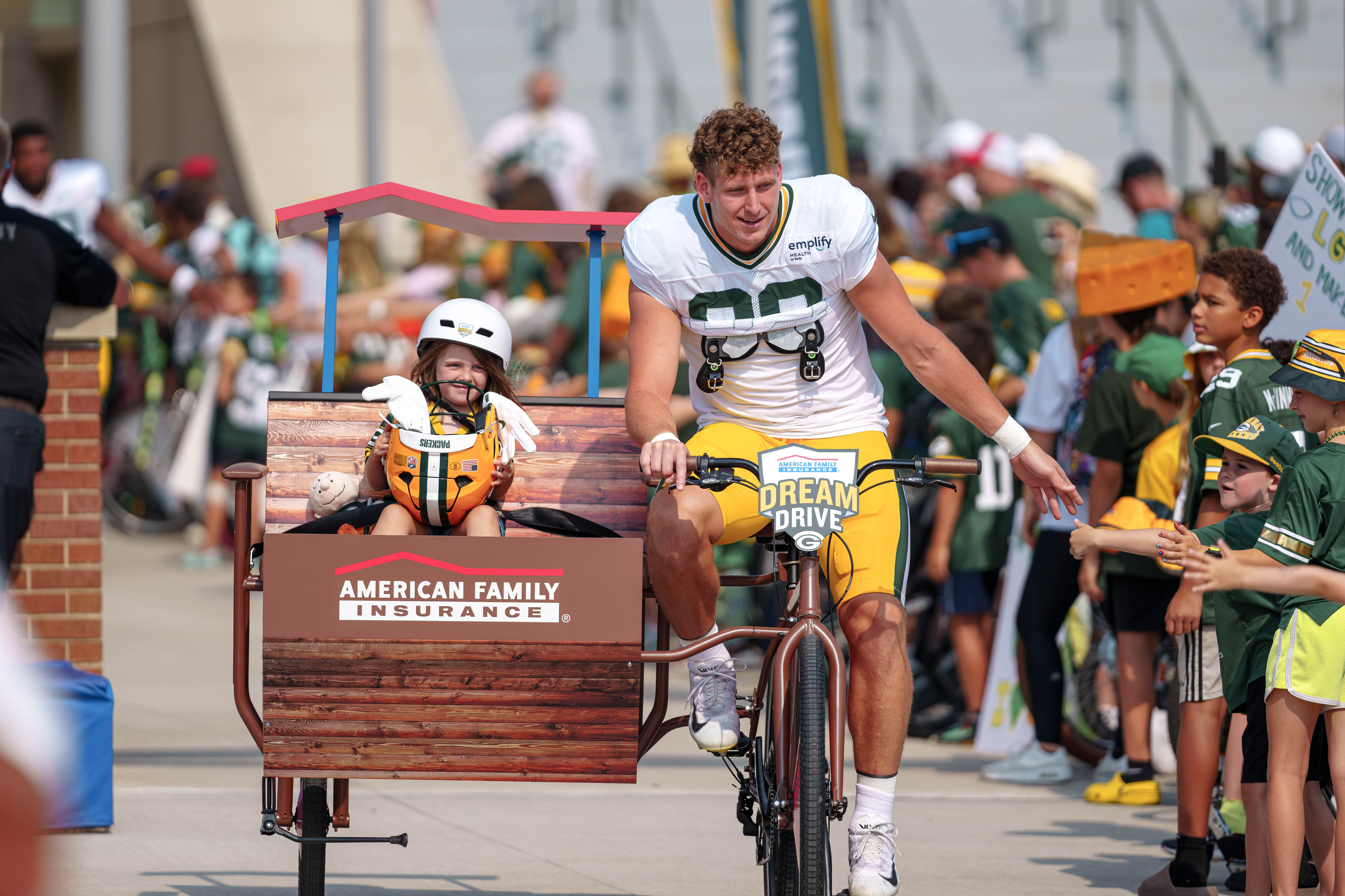 Green Bay Packers tight end, Ben Sims rides a bicycle to practice during the team’s DreamDrive tradition at training camp in Green Bay, Wisconsin, on August 6th, 2025. Photography by Ross Harried for Second Crop Sports.