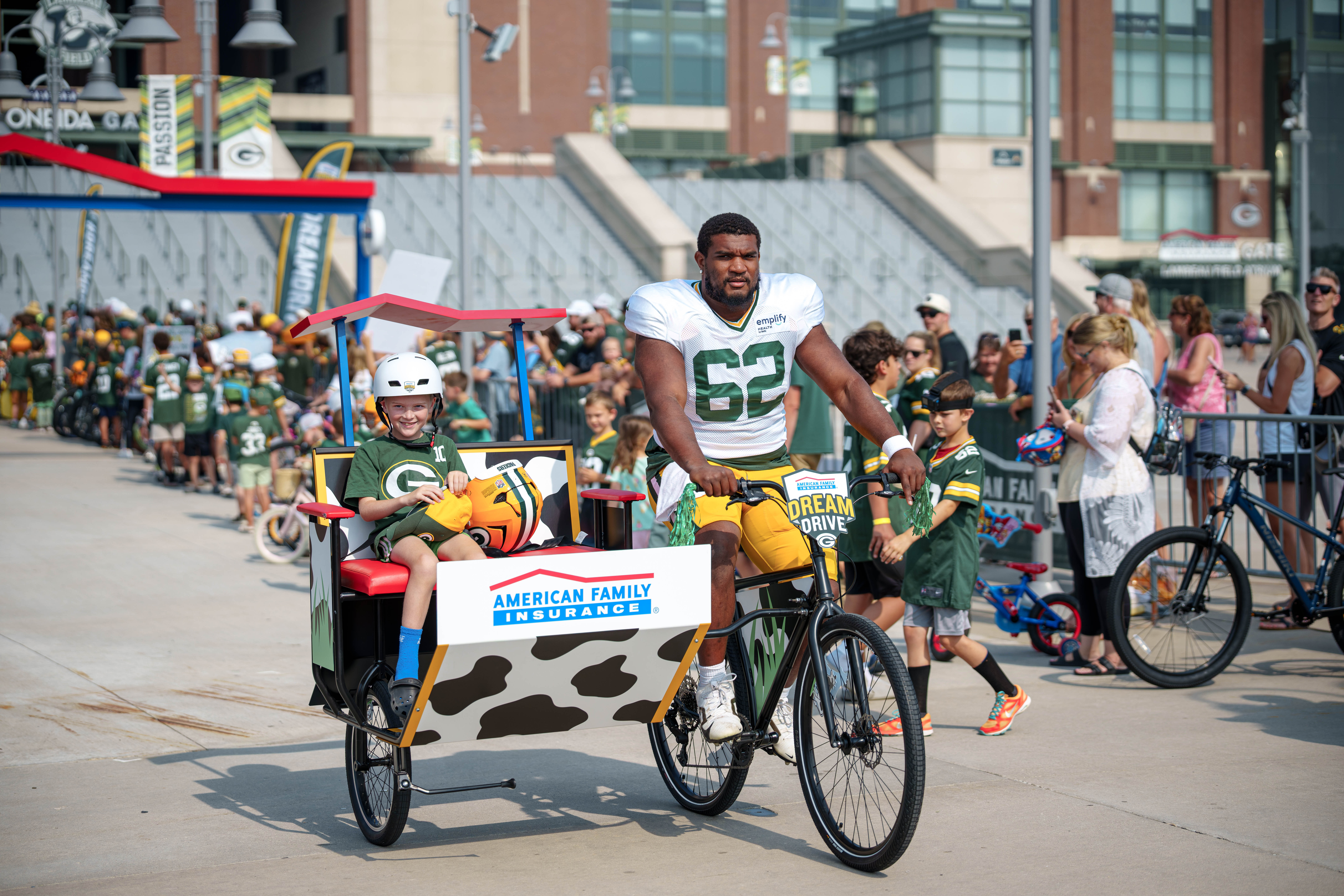 Green Bay Packers offensive lineman, Jacob Monk rides a bicycle to practice during the team’s DreamDrive tradition at training camp in Green Bay, Wisconsin, on August 6th, 2025. Photography by Ross Harried for Second Crop Sports.
